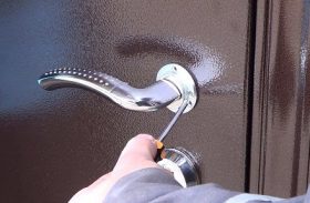 Замена дверной ручки металлической двери в Торжке