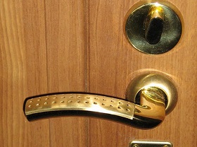 Замена дверной ручки входной двери в Торжке
