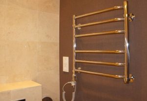 Установка электрического полотенцесушителя в ванной в Торжке
